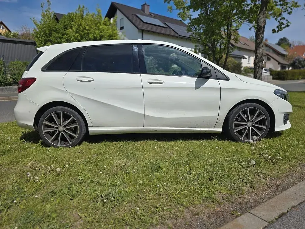 Gebraucht Mercedes B180 122 PS (89 kW) 2016 Weiß Van / Kleinbus