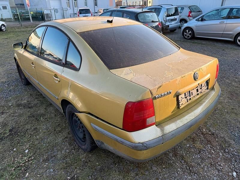 Gebraucht VW Passat 100 PS (73 kW) 1998 Gold Limousine