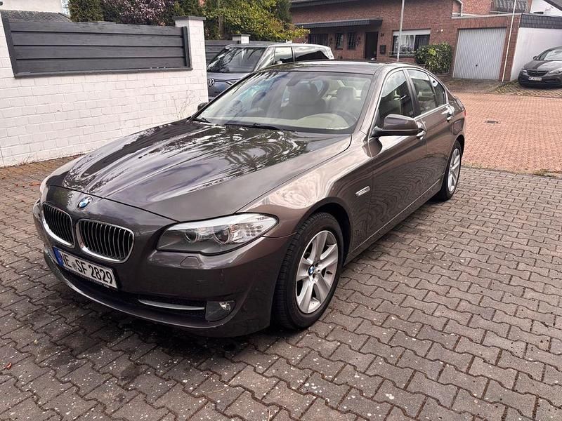 Braun Gebraucht 2013 BMW 520 Limousine | 12.600 € (Guter Preis) - Bild 1/4