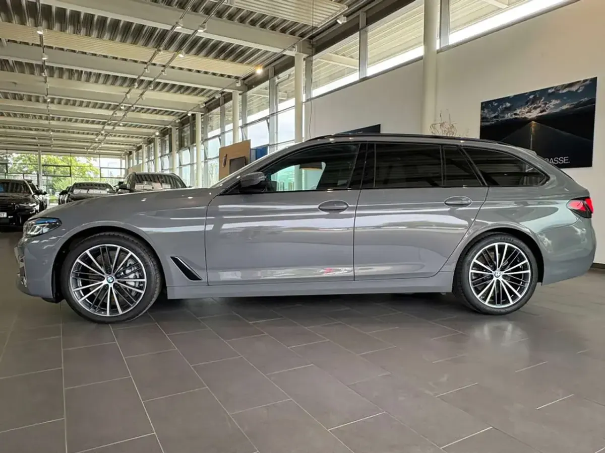 Gebraucht BMW 530 Luxury Line 286 PS (210 kW) 2022 Berninagrau bernsteineffekt Kombi