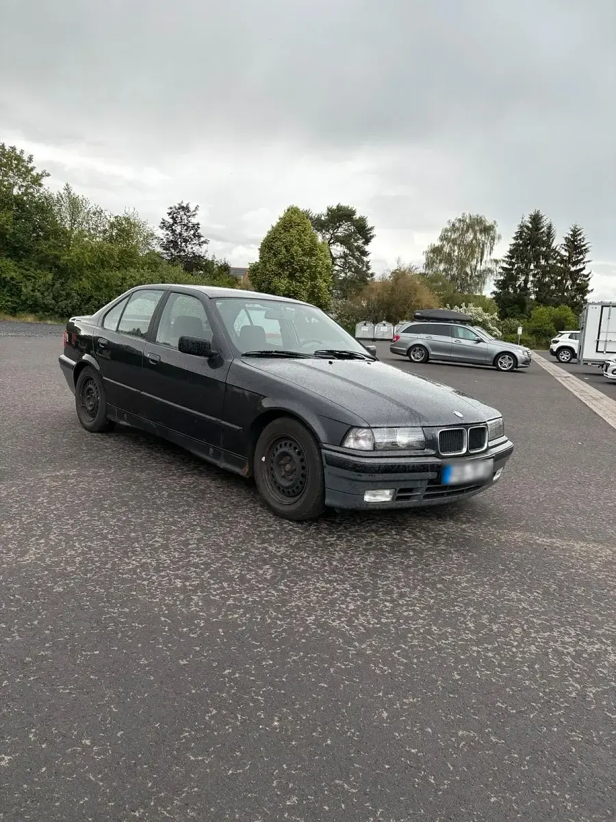 Gebraucht BMW 316 99 PS (72 kW) 1990 Schwarz Limousine