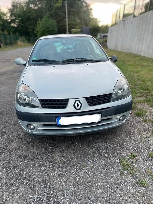 Silber Gebraucht 2002 Renault Clio II Kleinwagen | 1.100 € - Bild 1/4