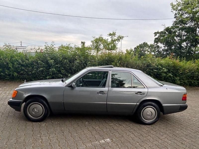 Gebraucht Mercedes E200 118 PS (86 kW) 1989 Grau Limousine