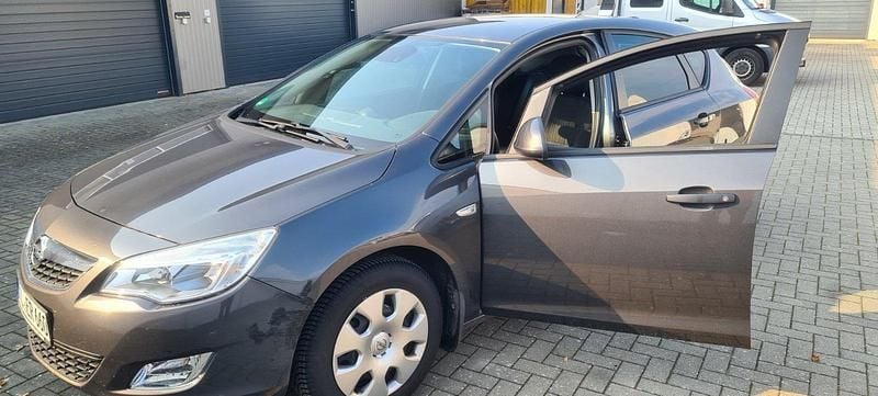 Gebraucht Opel Astra 115 PS (84 kW) 2011 Braun Limousine