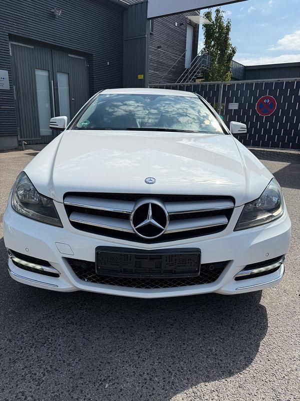Gebraucht Mercedes C180 156 PS (114 kW) 2013 Weiß Coupé