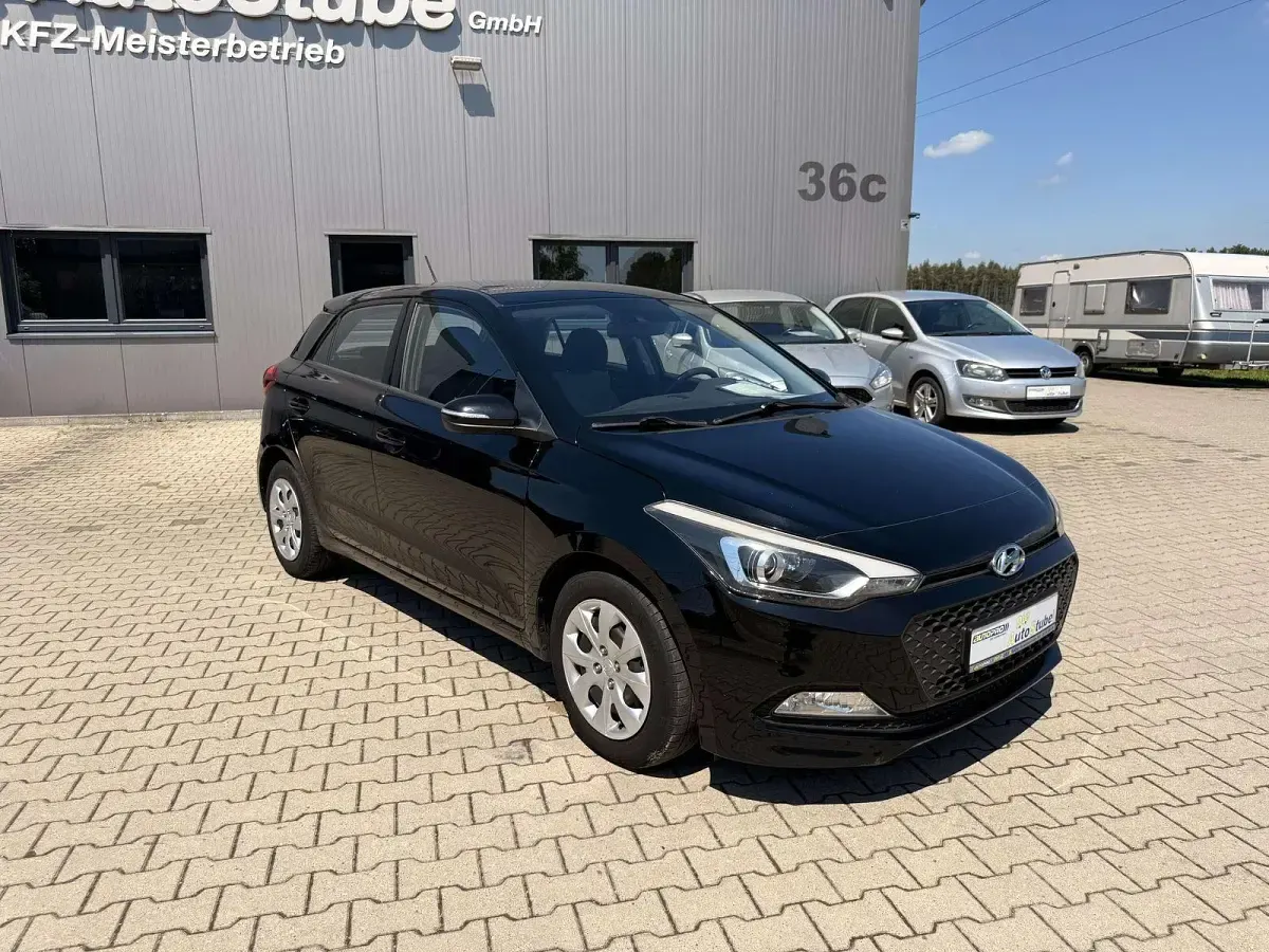 Gebraucht Hyundai i20 Trend 101 PS (74 kW) 2016 Phantom black. / mic Kleinwagen