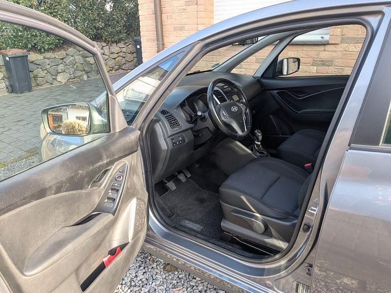 Gebraucht Hyundai ix20 90 PS (66 kW) 2012 Grau Kleinwagen