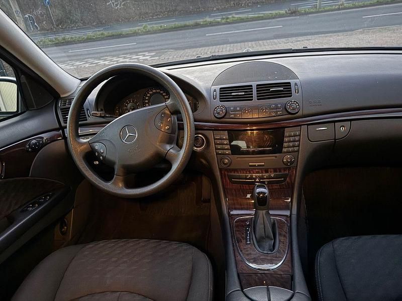 Gebraucht Mercedes E220 150 PS (110 kW) 2005 Schwarz Limousine
