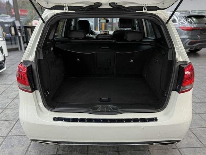 Gebraucht Mercedes 180 109 PS (80 kW) 2016 Calcitweiss  unilack Limousine