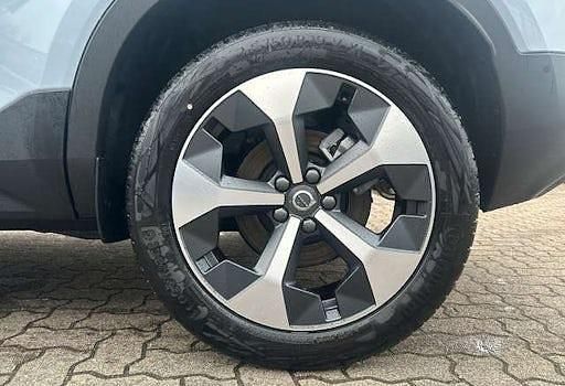 Neu Volvo XC40 Plus 163 PS (119 kW) 2025 Blau SUV