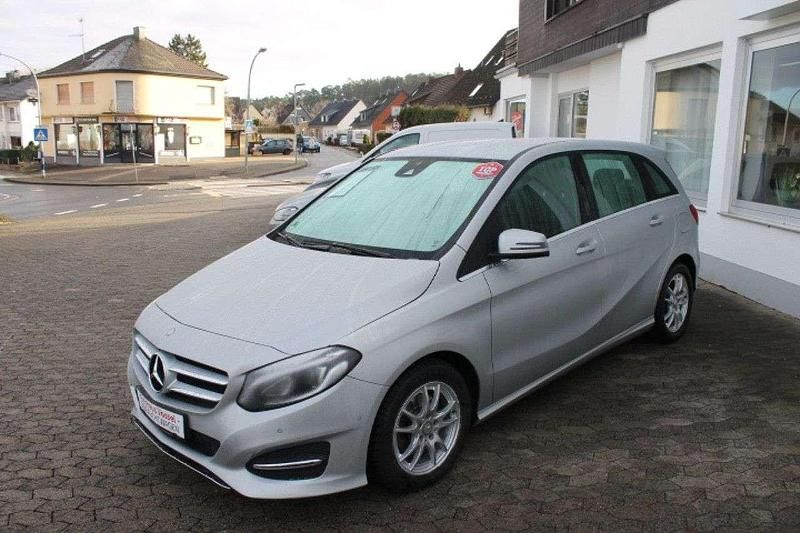 Gebraucht Mercedes B200 Urban 156 PS (114 kW) 2015 Polarsilber metallic (metallic) Van / Kleinbus
