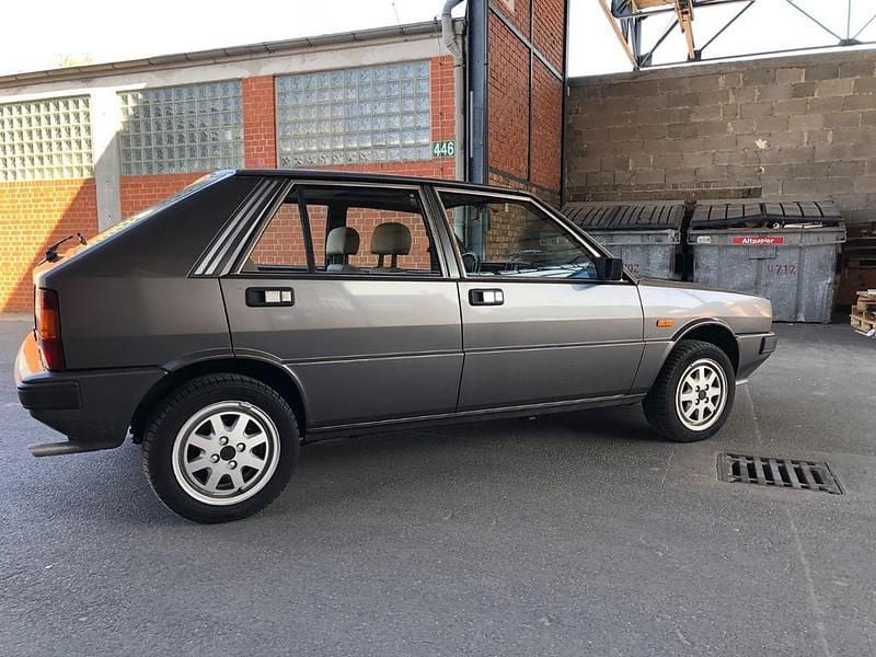 Gebraucht Lancia Delta 90 PS (66 kW) 1988 Silber Kleinwagen