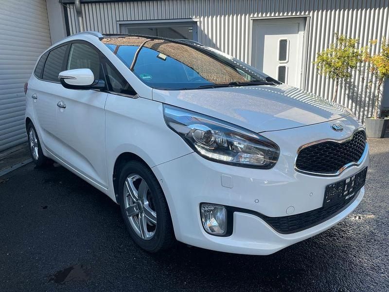 Weiß Gebraucht 2015 Kia Carens Spirit Van / Kleinbus | 8.990 € (Fairer Preis) - Bild 1/4