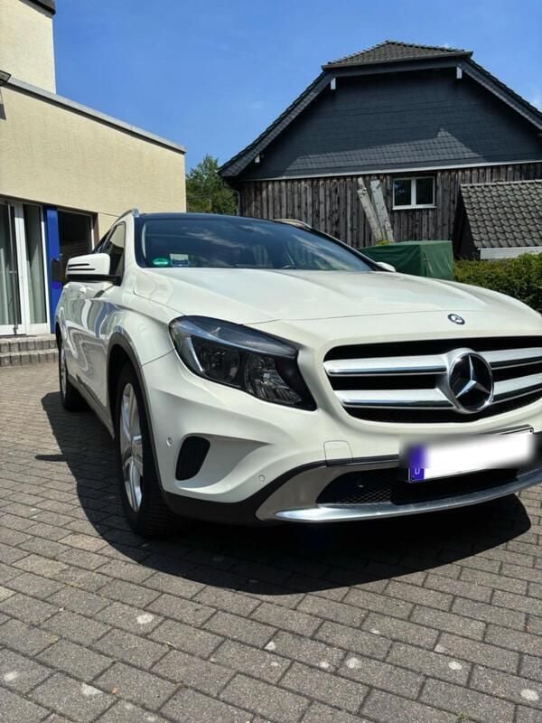 Weiß Gebraucht 2016 Mercedes GLA180 SUV | 17.500 € (Teuer) - Bild 1/4