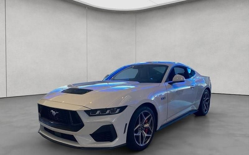 Oxford white Neu 2025 Ford Mustang GT Fastback Coupé | 55.990 € (Guter Preis) - Bild 1/4