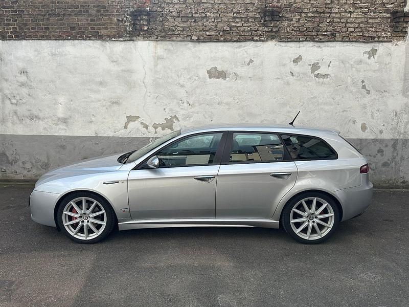 Silber Gebraucht 2010 Alfa Romeo 159 Ti Kombi | 12.900 € - Bild 1/4