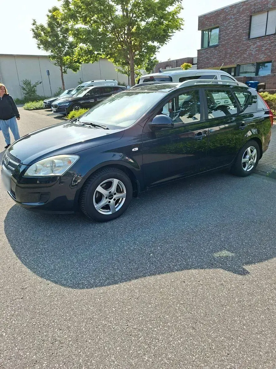 Usado Kia Ceed EX 109 CV (80 kW) 2009 Negro Utilitario