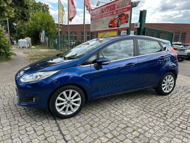 Blau Gebraucht 2016 Ford Fiesta Titanium Kleinwagen | 9.950 € (Fairer Preis) - Bild 1/4