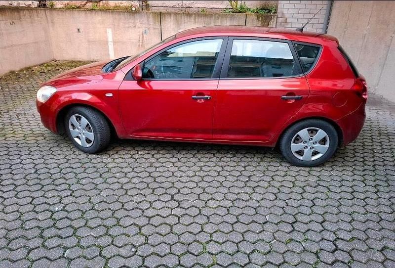 Second-hand Kia Ceed 105 CP (77 kW) 2009 Roșu Hatchback