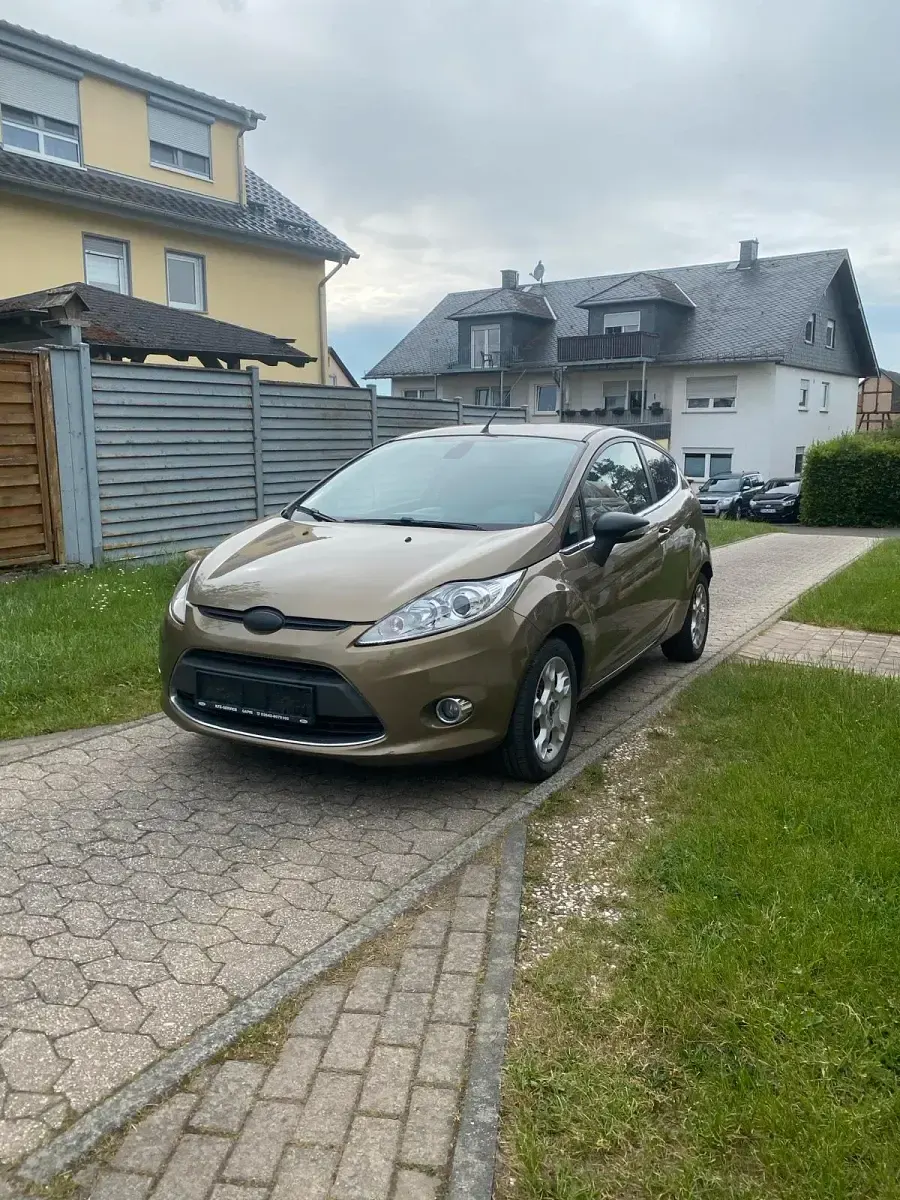 Gebraucht Ford Fiesta 70 PS (51 kW) 2011 Braun Kleinwagen
