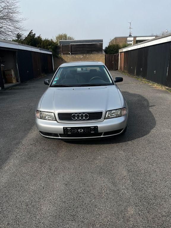 Usata Audi A4 125 CV (91 kW) 1995 Argento Berlina