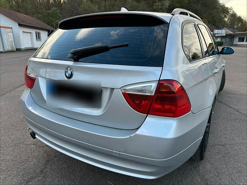 Gebraucht BMW 320 150 PS (110 kW) 2007 Grau Kombi
