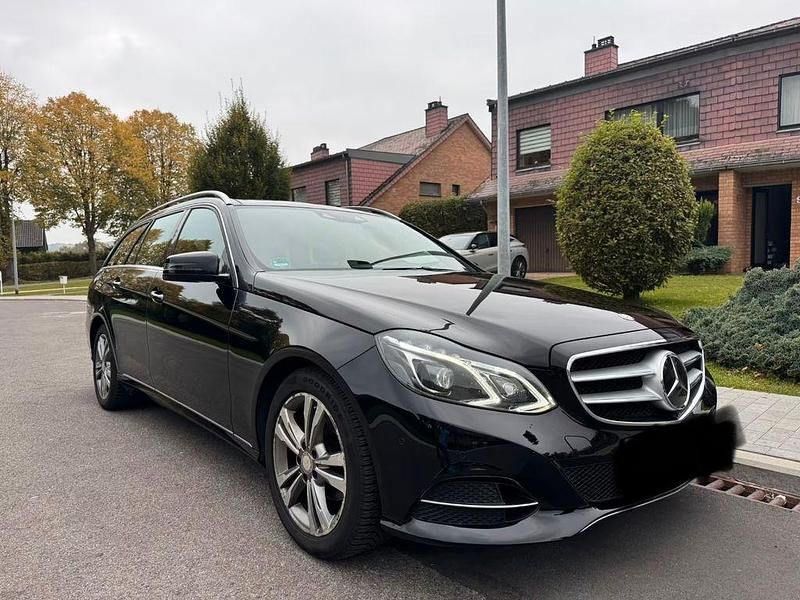 Schwarz Gebraucht 2016 Mercedes E220 Avantgarde Kombi | 14.499 € (Guter Preis) - Bild 1/4
