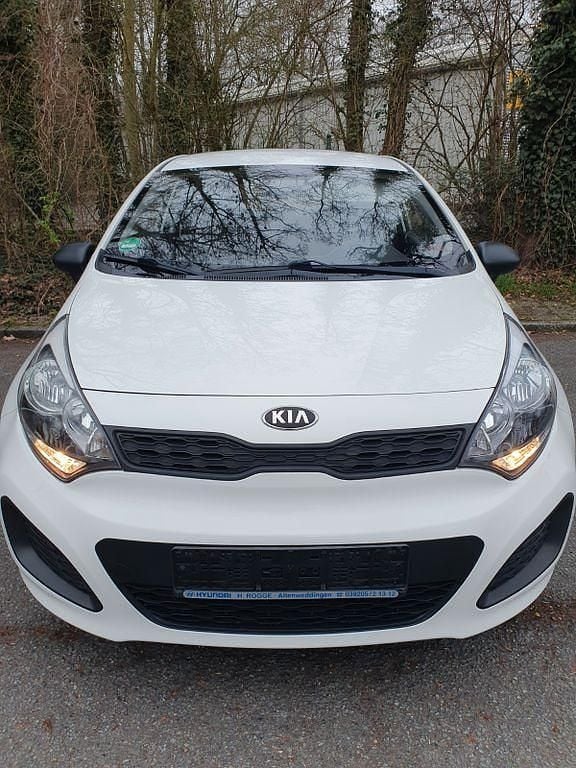 Gebraucht Kia Rio Attract 86 PS (63 kW) 2012 Weiß Limousine