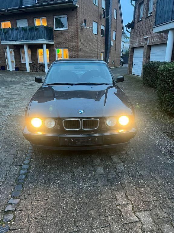 Schwarz Gebraucht 1993 BMW 518 Limousine | 1.950 € - Bild 1/4