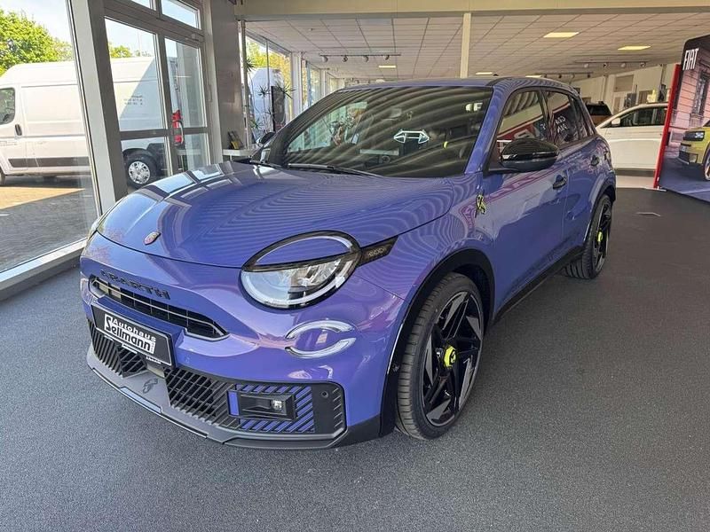 Violett (hypnotic purple) Neu 2025 Abarth 600e Scorpionissima SUV | 47.520 € (Teuer) - Bild 1/4