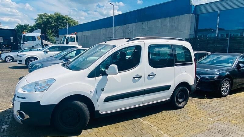 Weiß Gebraucht 2015 Peugeot Partner Tepee Van / Kleinbus | 9.401 € (Fairer Preis) - Bild 1/4