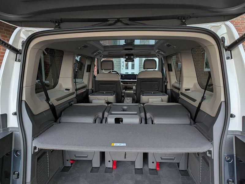 Second-hand VW Multivan Goal 150 CP (110 kW) 2025 Alb Monovolum