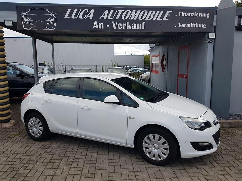 Weiß Gebraucht 2014 Opel Astra Edition Limousine | 8.499 € (Teuer) - Bild 1/4