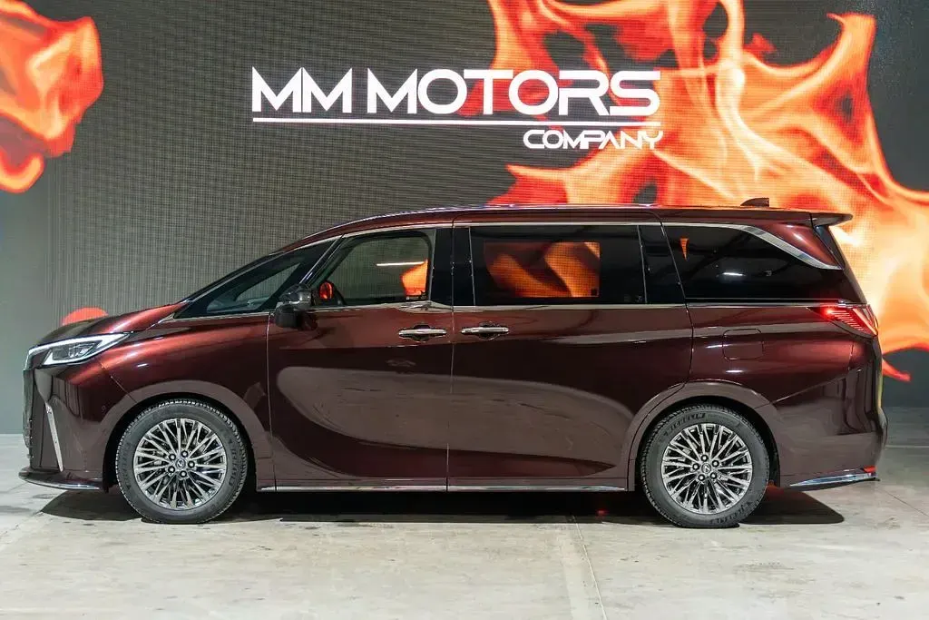 Gebraucht Lexus LM350h 250 PS (183 kW) 2025 Rot Van / Kleinbus