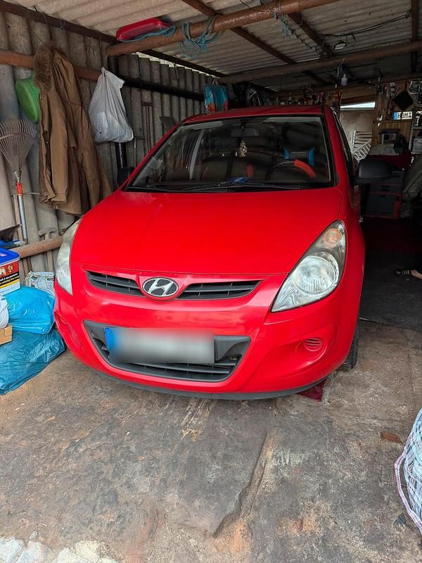 Gebraucht Hyundai i20 77 PS (56 kW) 2009 Rot Kleinwagen