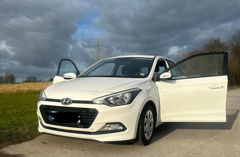 Weiß Gebraucht 2016 Hyundai i20 Limousine | 7.500 € (Guter Preis) - Bild 1/4