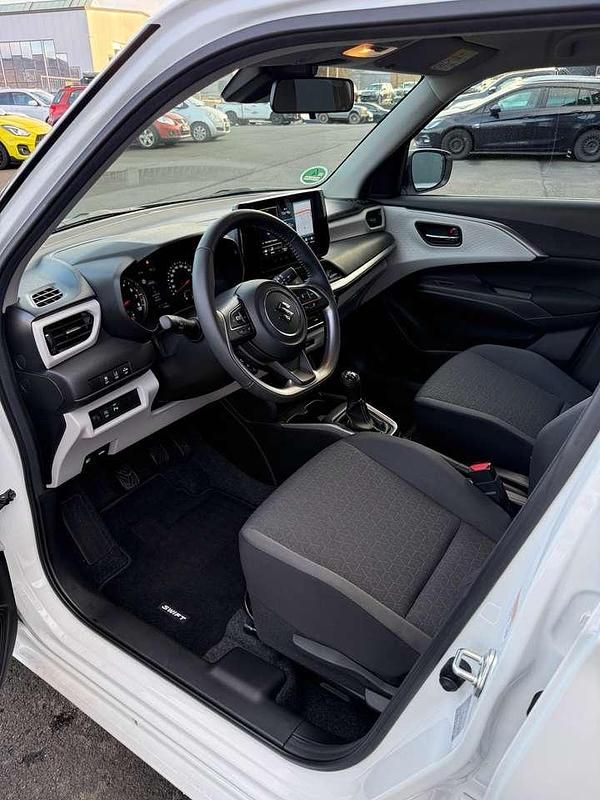 Neu Suzuki Swift Comfort+ 83 PS (61 kW) 2025 Weiß Kleinwagen