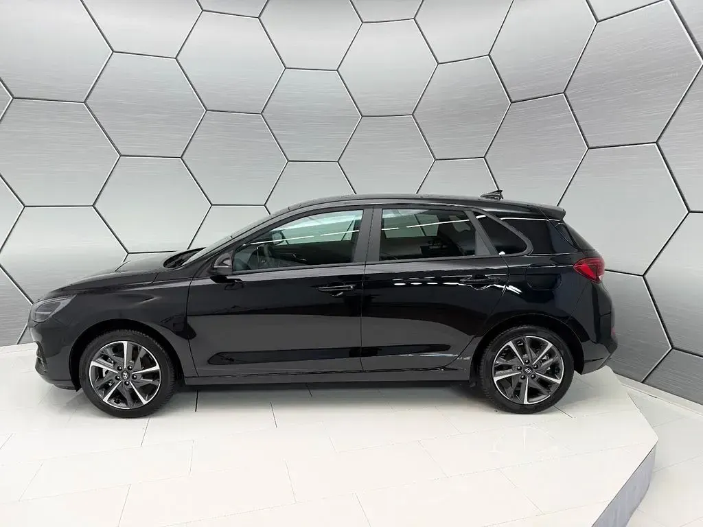 Neu Hyundai i30 GO! 97 PS (71 kW) 2025 Schwarz Limousine