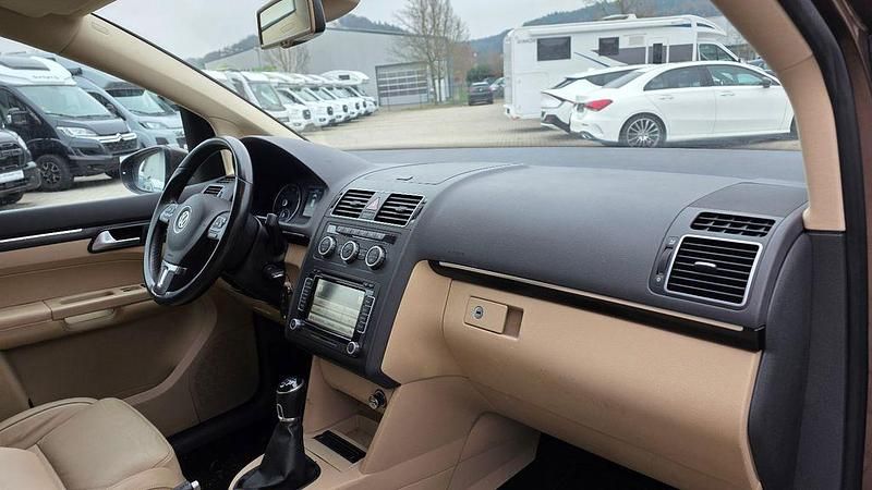 Gebraucht VW Touran Highline 140 PS (102 kW) 2014 Braun Van / Kleinbus