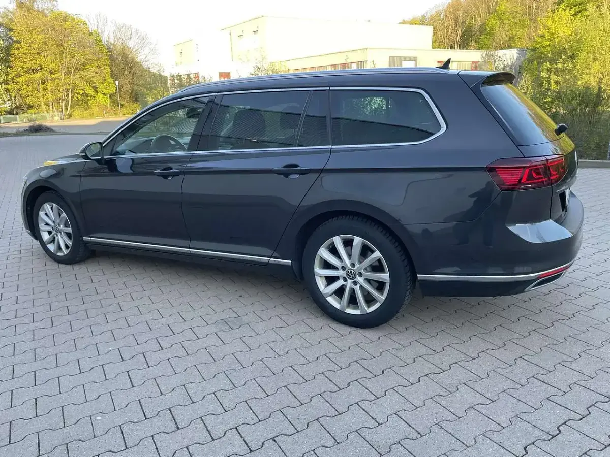 Gebraucht VW Passat Highline 150 PS (110 kW) 2021 Mangangrau metallic Kombi