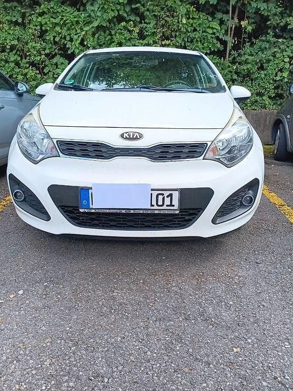 Weiß Gebraucht 2013 Kia Rio DREAM-TEAM Edition Limousine | 7.200 € (Fairer Preis) - Bild 1/4