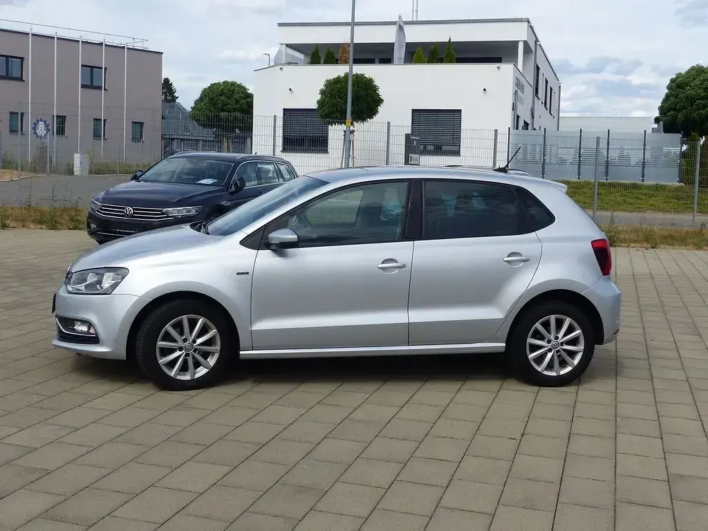 Gebraucht VW Polo 90 PS (66 kW) 2017 Silber Limousine