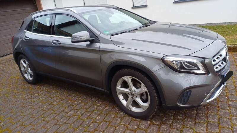 Grau Gebraucht 2017 Mercedes GLA180 Urban SUV | 19.500 € (Fairer Preis) - Bild 1/4