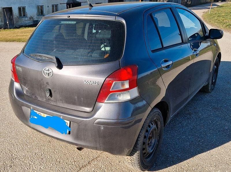Gebraucht Toyota Yaris 99 PS (72 kW) 2011 Grau Kleinwagen