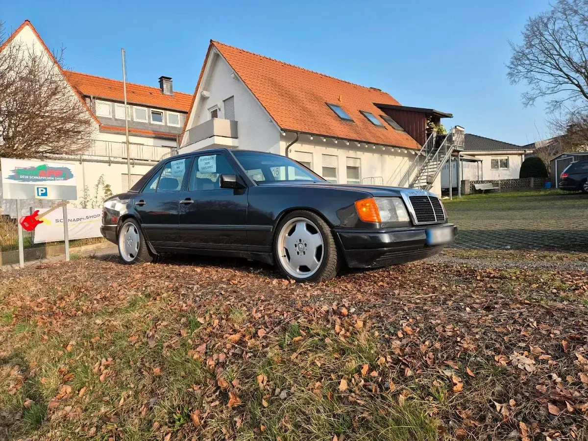 Gebraucht Mercedes E230 140 PS (102 kW) 1988 Schwarz Limousine
