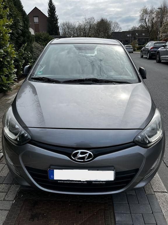 Gebraucht Hyundai i20 Style 101 PS (74 kW) 2012 Grau Kleinwagen