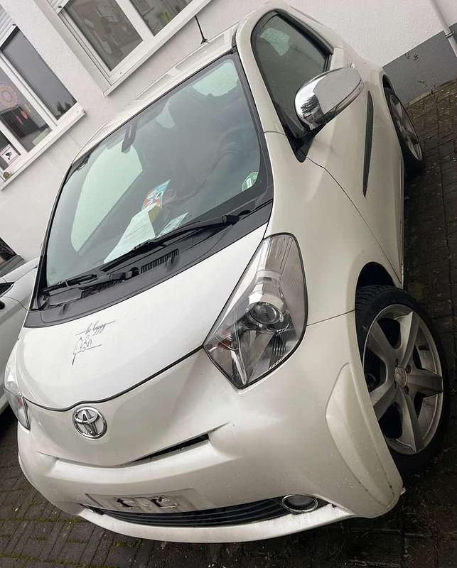 Gebraucht Toyota iQ 98 PS (72 kW) 2011 Weiß Kleinwagen