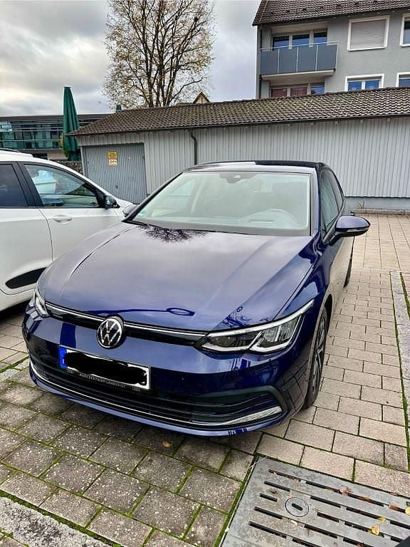 Blau Gebraucht 2021 VW Golf VIII Active Limousine | 17.300 € (Superpreis) - Bild 1/4