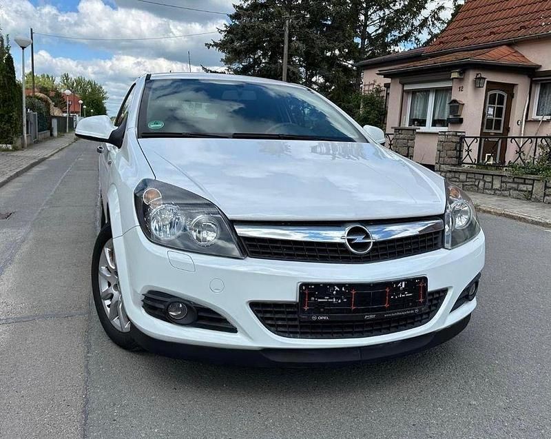 Weiß Gebraucht 2009 Opel Astra GTC Edition Limousine | 2.699 € (Guter Preis) - Bild 1/4