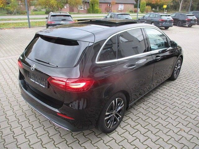 Gebraucht Mercedes B180 136 PS (100 kW) 2024 Schwarz Van / Kleinbus
